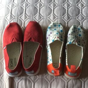TOMS slip on tennis shoes